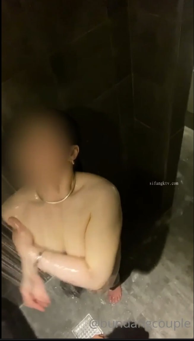 粉嫩美乳少妇揉搓奶子挤奶水 诱人大白奶子挤压奶水再瓶子里非常诱人 很是诱惑喜欢不要错过